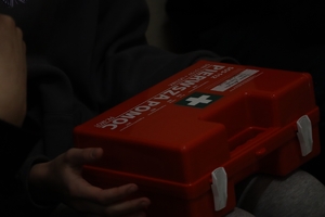 Zdjęcie przedstawia apteczkę pierwszej pomocy